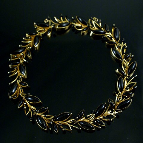 Karen Strand 18 carat gold black agate leaf necklace